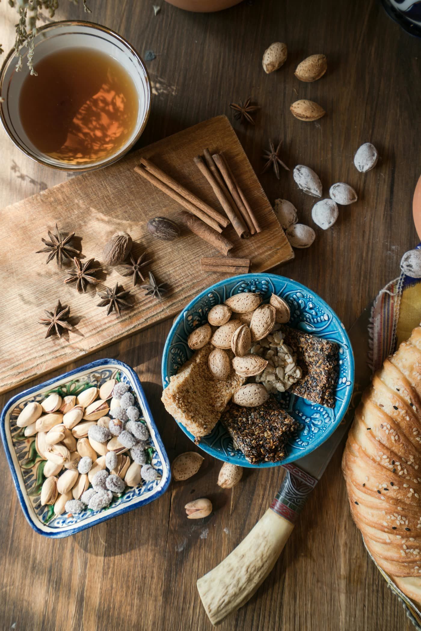 Тёплая домашняя кухня с чаем и орехами как образ уюта и доверия к бренду
